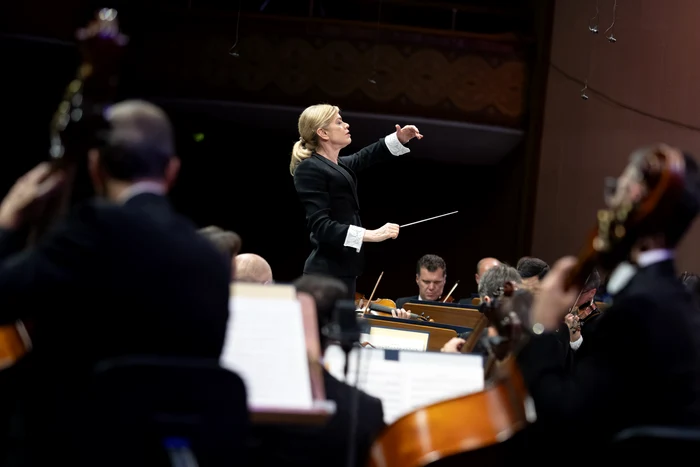 Dirijoarea-inimă, Keri-Lynn Wilson, cea care a fondat această orchestră. Foto: Petrică Tănase