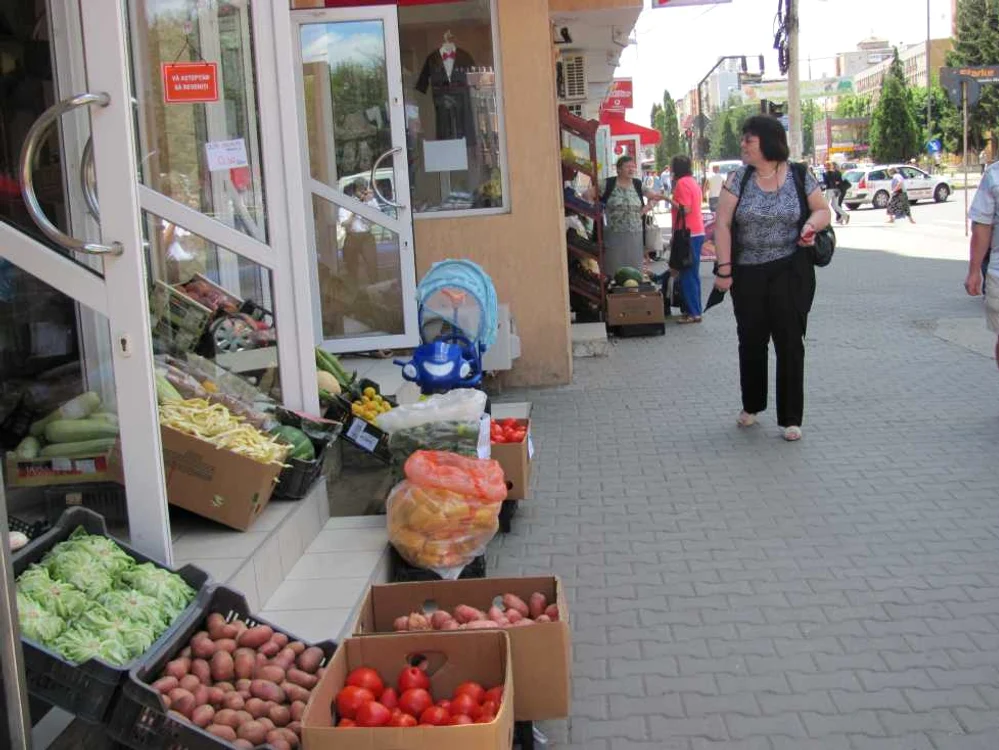 Produsele sunt afişate în plină stradă în faţa magazinelor