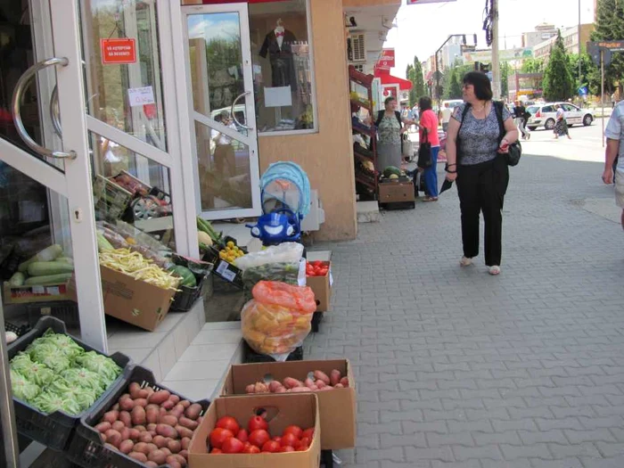 Produsele sunt afişate în plină stradă în faţa magazinelor
