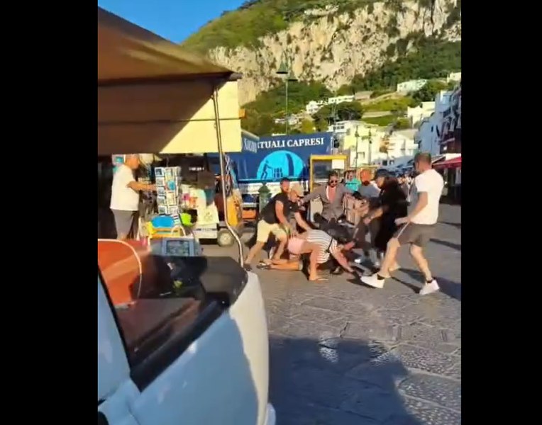 Încăierare violentă în Capri, o destinație de lux din Italia: bătaie cu scaune, pumni și picioare. Turiștii au intrat în panică și au fugit din calea scandalului