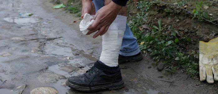 Craiova: Bolnavul îşi bandajează piciorul în fiecare dimineaţă.