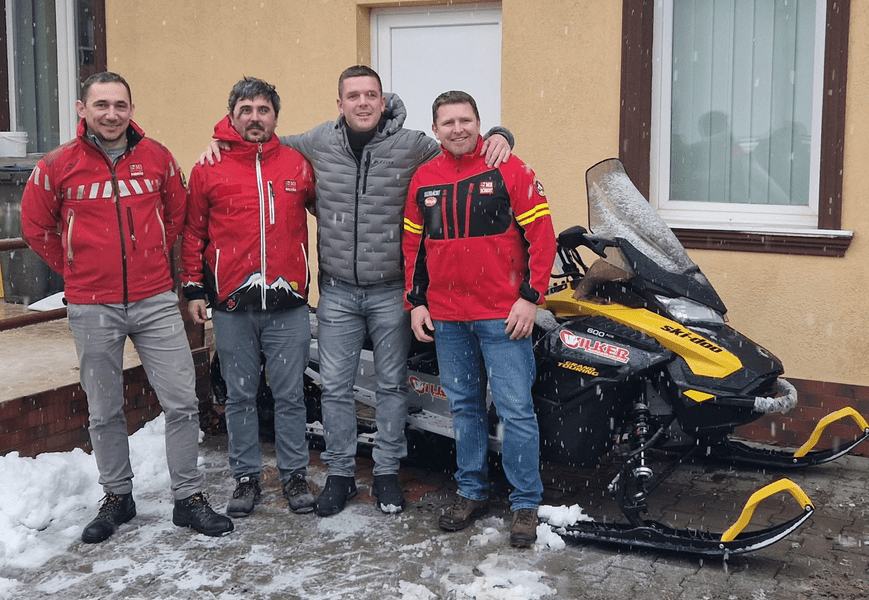Un bărbat le-a donat un snowmobil salvamontiștilor care l-au salvat în urmă cu un an