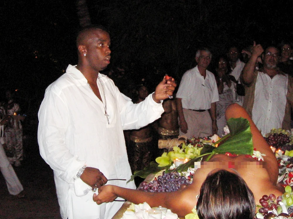 Sean Diddy mâncând de pe o femeie, la una dintre petrecerile sale (Foto: Profimedia)