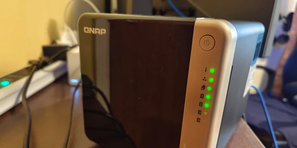 NAS QNAP TS-464. FOTO Adrian Pogîngeanu