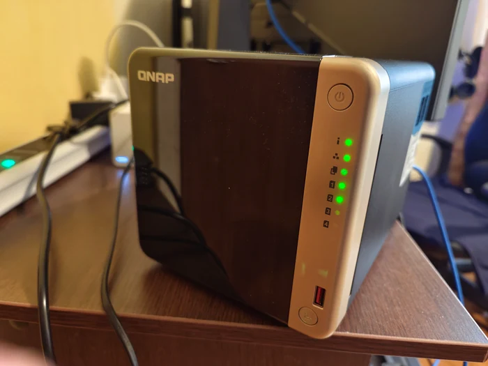 NAS QNAP TS-464. FOTO Adrian Pogîngeanu