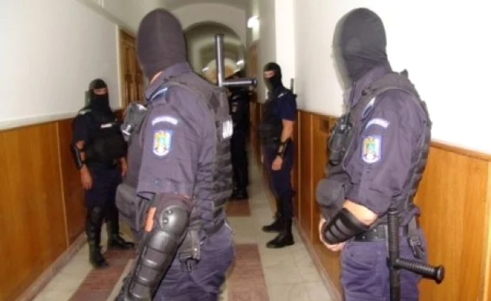 Escrocii sunt anchetaţi de DIICOT (Foto: Arhivă)