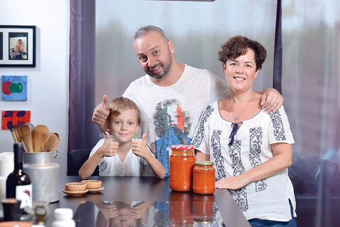 
    Ovi, Kitty şi fiul lor cel mic, Filip (9 ani) s-au acomodat  în România, cu obiceiurile,  traficul, portul şi  mâncarea acestei ţăriFotografii: Sorin Stana   