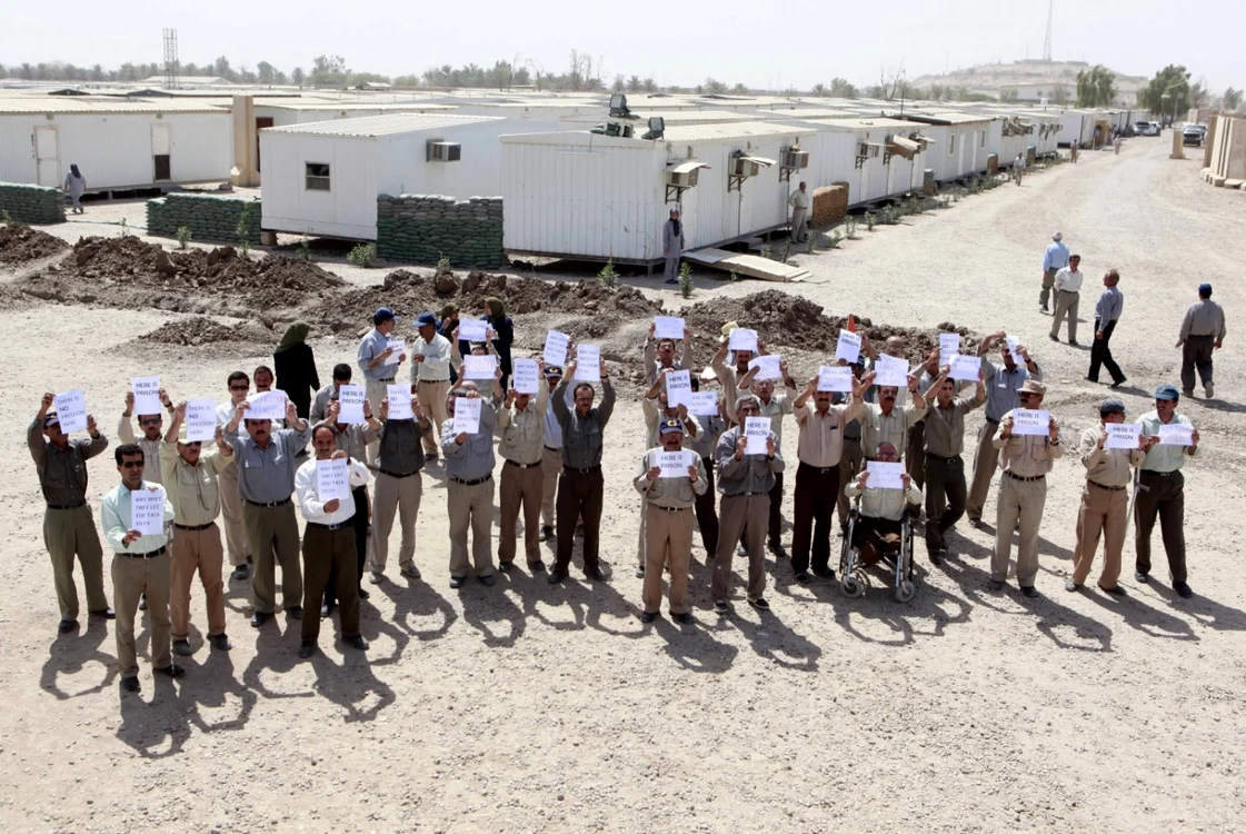 Exilaţi iranieni demonstrează la Camp Liberty din Bagdad, în timpul unei vizite oficiale. Cel puţin 16 obuze au lovit fosta bază militară FOTO AP