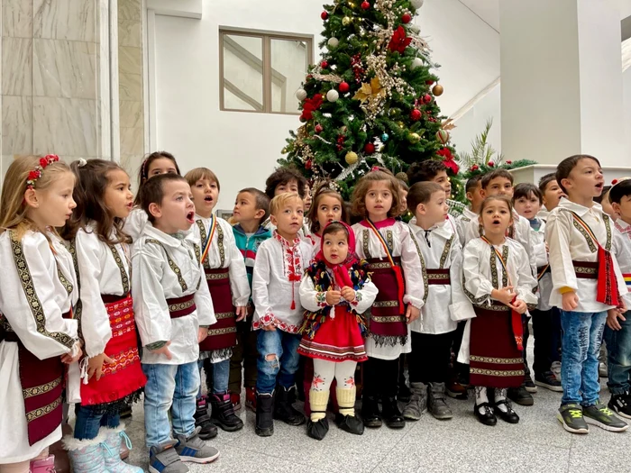 Cei mai mici colindători din Călăraşi FOTO Facebook/PMC