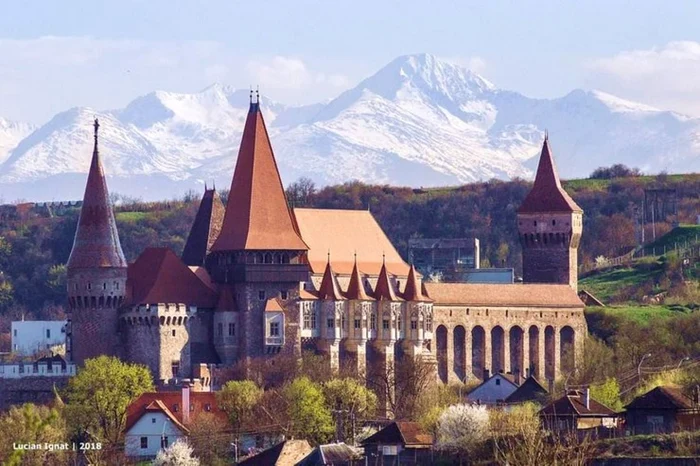 Castelul Corvinilor și Retezatul. Foto: Lucian Ignat