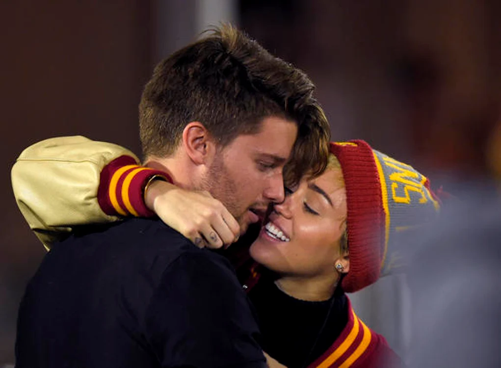 Miley Cyrus este înnebunită după iubitul ei, Patrick Schwarzenegger