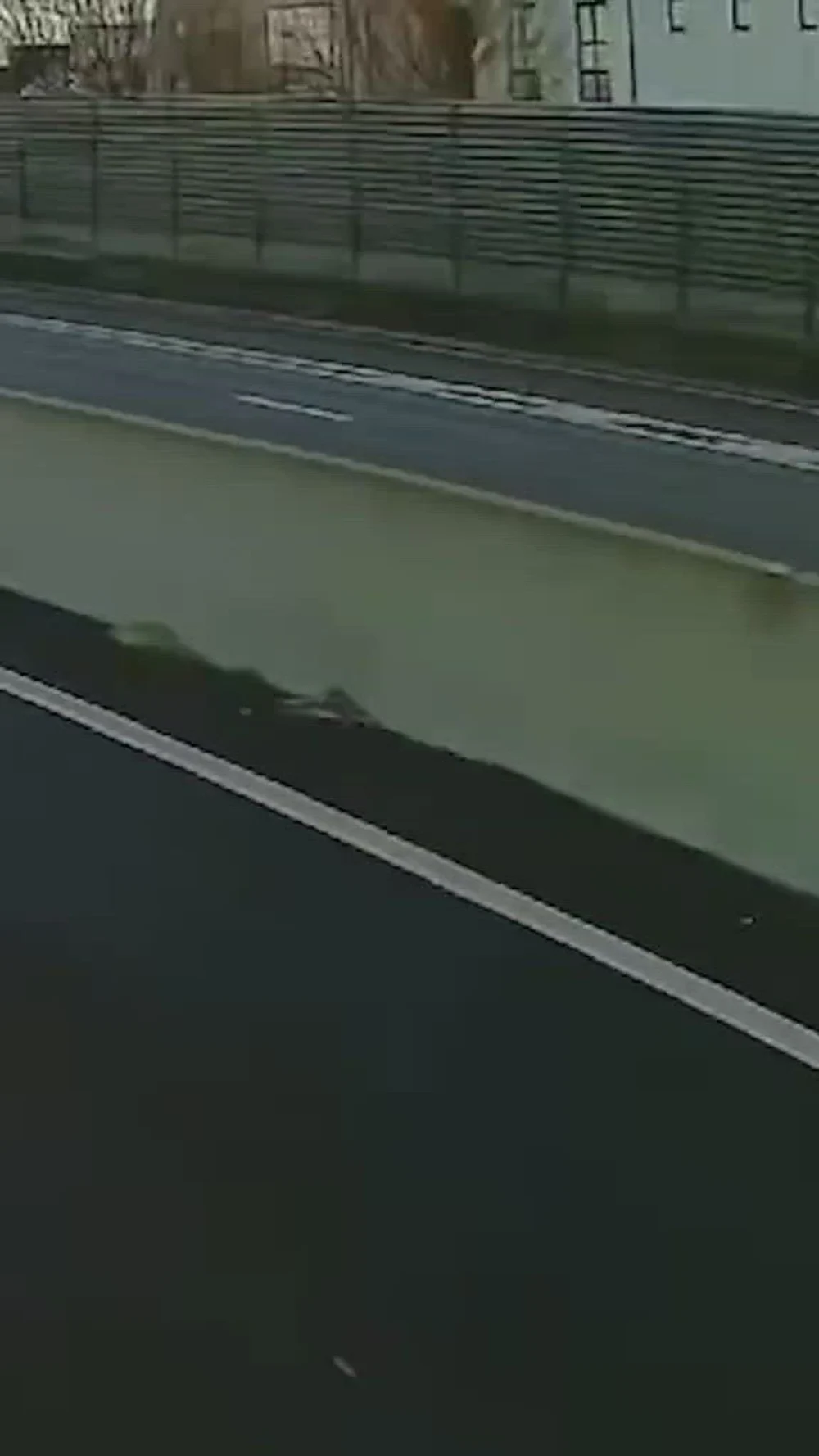 Scene de coșmar pe o autostradă. Un motociclist a fost filmat în timp ce accelera pe autostradă în poziția „Superman”