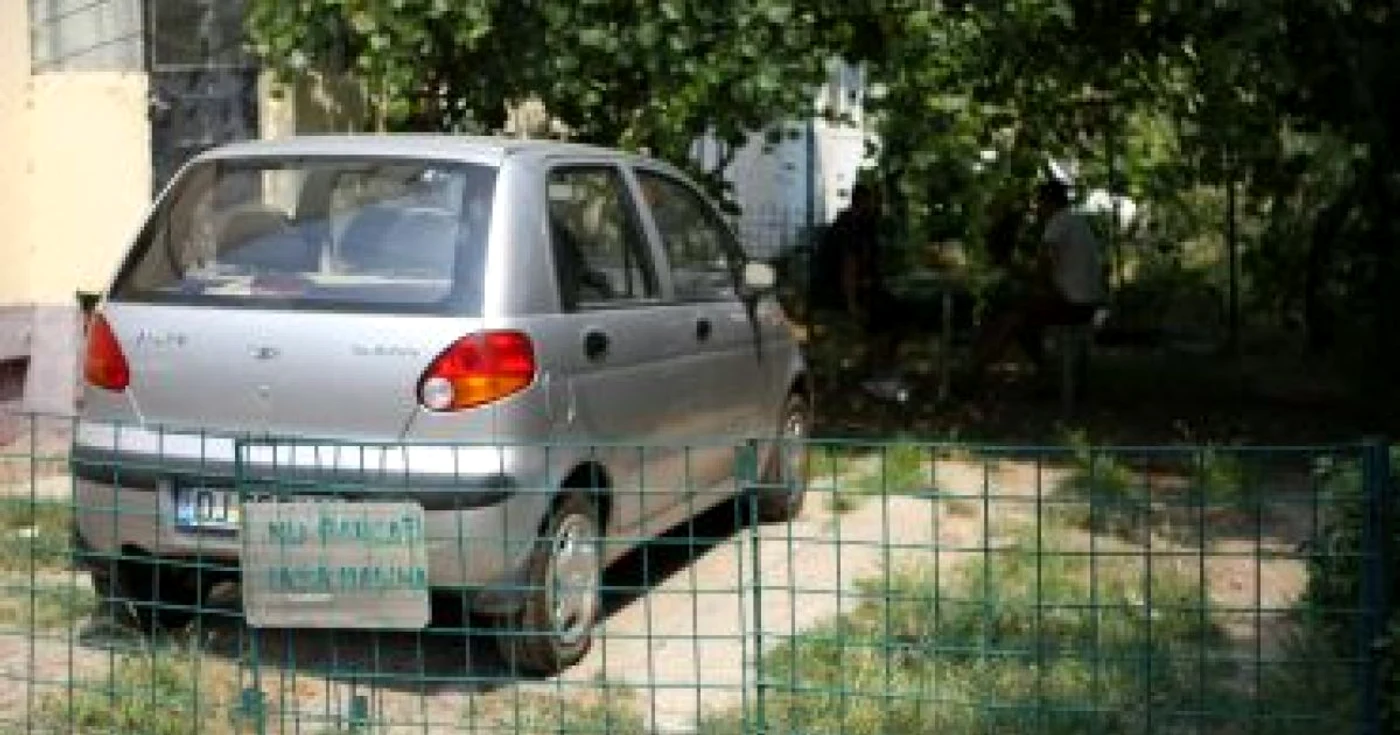 Craiova:Amendaţi că şi-au „plantat“ maşinile în grădină