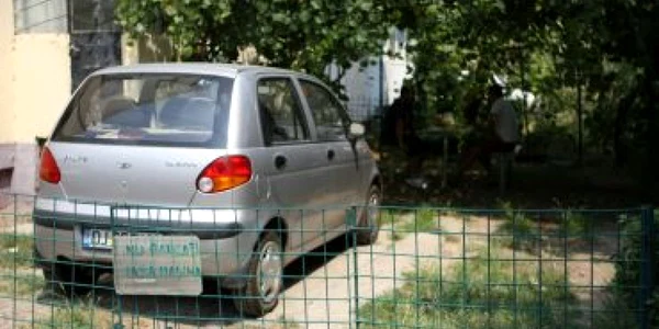 Craiova:Amendaţi că şi-au „plantat“ maşinile în grădină