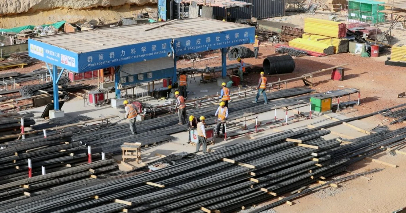 Muncitori chinezi lucrează la un proiect de construcţie a noii capitale adiminstrative a Egiptului - la 45 de kilometri est de Cairo în cadrul proiectului Belt and Road Initiative 1 iunie 2019 FOTO EPA-EFE
