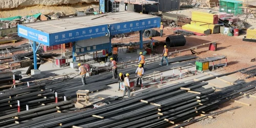 Muncitori chinezi lucrează la un proiect de construcţie a noii capitale adiminstrative a Egiptului - la 45 de kilometri est de Cairo în cadrul proiectului Belt and Road Initiative 1 iunie 2019 FOTO EPA-EFE