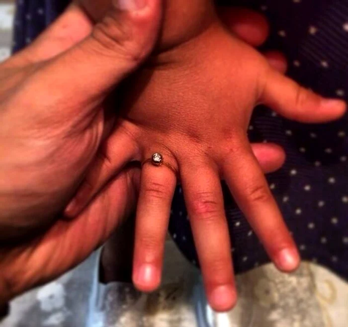 Mânuţa mayei pe care stă primul inel primit cadou de acesta