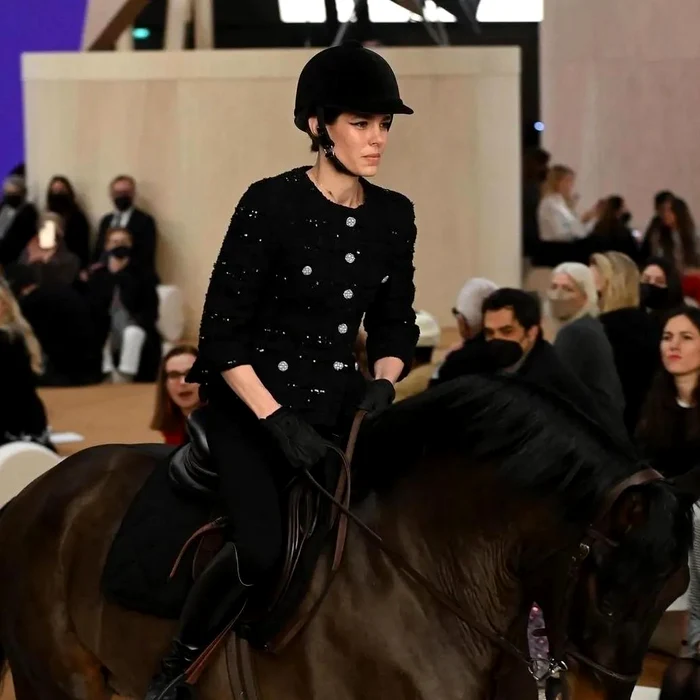 1 charlotte casiraghi calare pe cal pentru chanel la paris fashion week 2022 4 jpg jpeg