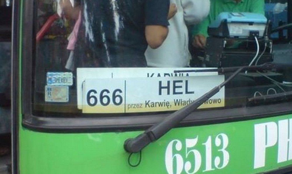 Turiştii din Polonia nu mai pot călători spre Hel cu autobuzul 666. Cerința grupurilor religioase