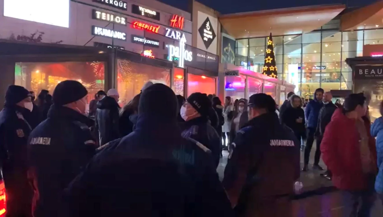 Alertă cu bombă la mall Băneasa. Foto: Observator