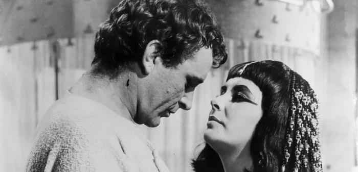 Richard Burton şi Elizabeth taylor, într-o scenă din filmul „Cleopatra“ FOTO Getty Images