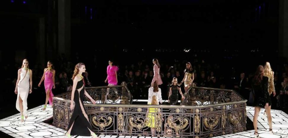 Grupul italian Prada, interesat de achiziţionarea mărcii de lux Versace. Ce alte branduri mai iau în considerare cumpărarea
