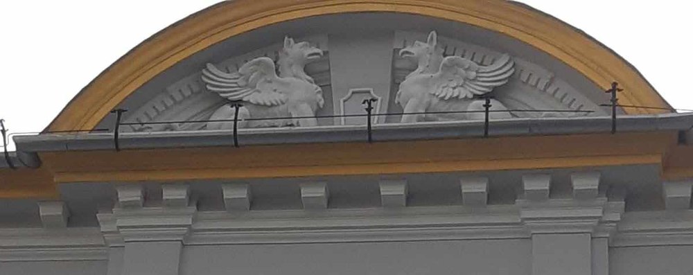 Ce reprezintă dragonii înaripați prezinți pe unele clădiri din vestul României FOTO 