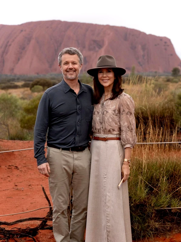Regele Frederik și Regina Mary în Australia, în Parcul Național Uluru. FOTO: Casa Regală daneză