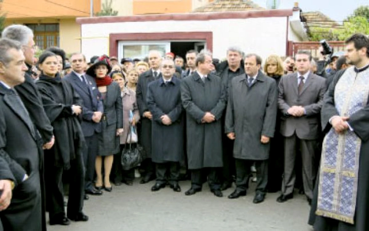 Foşti şi actuali miniştri au ţinut să fie prezenţi la înmormântarea mamei preşedintelui României  