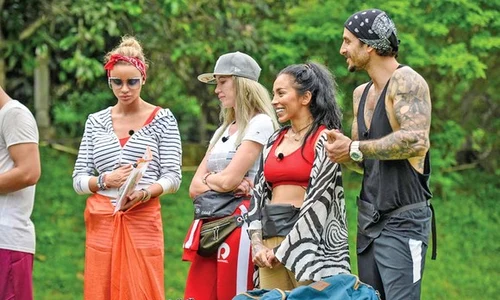 Bianca Drăguşanu, alături de sora ei, Oana, în timpul filmărilor din India  În dreapta lor, Ruby şi iubitul ei jpeg
