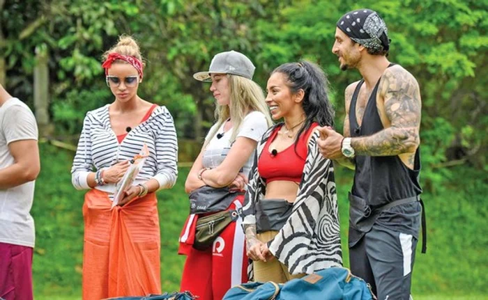 Bianca Drăguşanu, alături de sora ei, Oana, în timpul filmărilor din India. În dreapta lor, Ruby şi iubitul ei