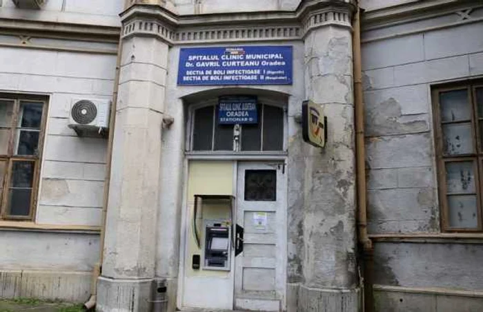 Ariana e internată la Secţia de Boli Infecţioase din Spitalul municipal Oradea. "Înăuntru arată mai bine de cât pe dinafară", i-a povestit ea mamei sale. FOTO: adevarul.ro