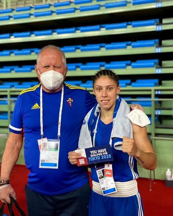 
    Maria Claudia Nechita, alături de antrenorul Adrian LăcătușFoto:  Facebook / Federația Română de Box  