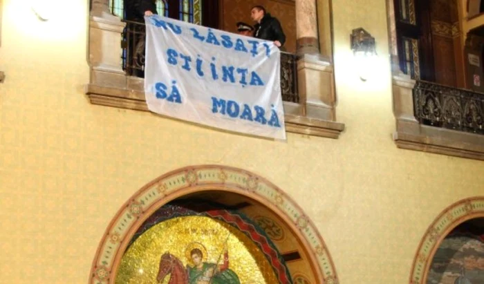 Suporterii au afişat un banner în sala mare a Primăriei Craiova