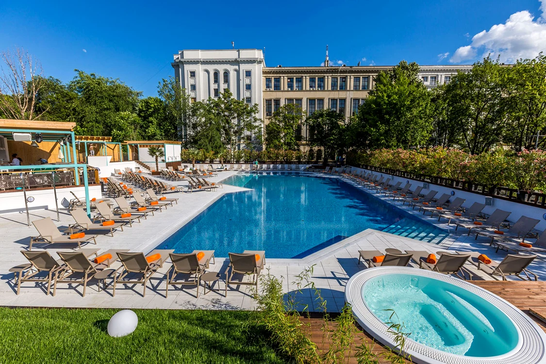Piscina Younivers se află în Piața Presei Libere 