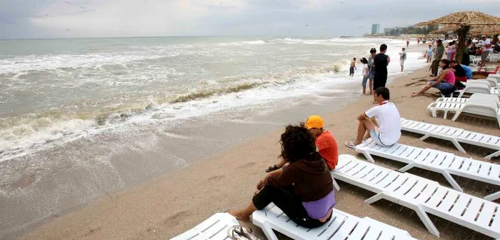 Turişti ţinuţi pe malul mării de valurile furioase Foto Arhivă