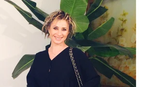 Chiar dacă acum e mai sobră, tot e cochetă: poartă pantofi cu toc cui, genți de firmă foarte scumpe, are manichiura mereu îngrijită și nu a renunțat încă la freza care a făcut o celebră jpeg