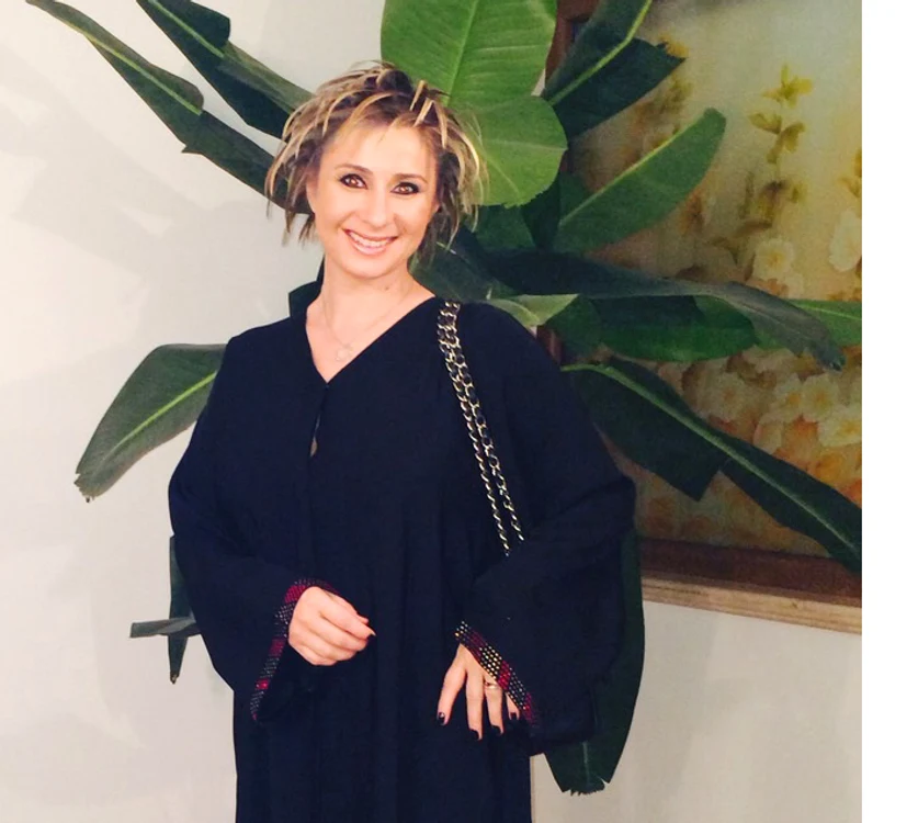Chiar dacă acum e mai sobră, tot e cochetă: poartă pantofi cu toc-cui, genți de firmă foarte scumpe, are manichiura mereu îngrijită și nu a renunțat încă la freza care a făcut-o celebră