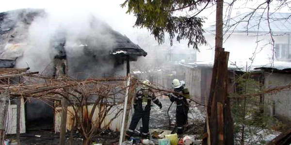 Pompierii s-au chinuit mai bine de o oră să stingă incendiul FOTO