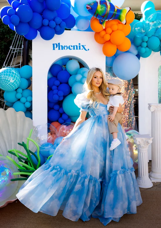 Paris Hilton și fiul ei, Phoenix, la aniversarea celui mic