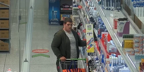 hot-roman-in-supermarket-captura-de-ecran