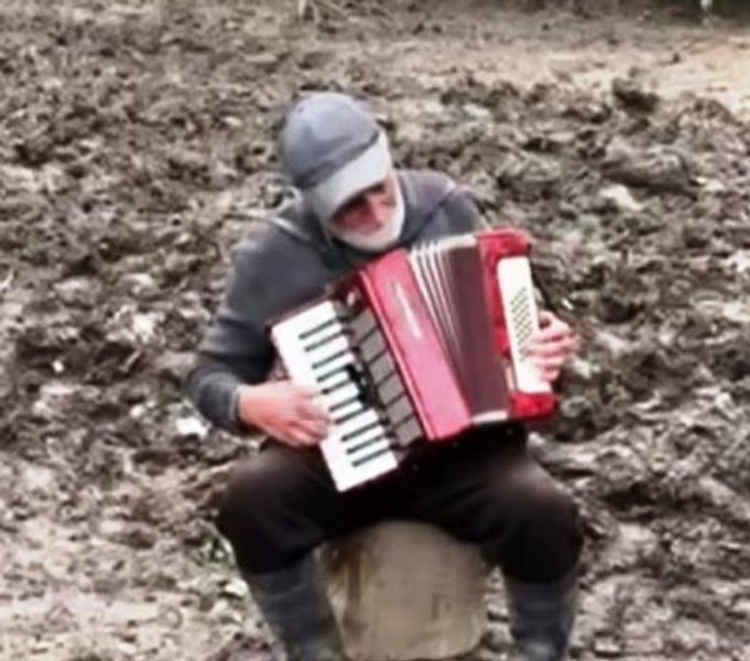 Nea Vasilică, un sinistrat de 87 de ani, le-a cântat la acordeon pompierilor și voluntarilor de la Broșteni. „Muzica, singura plăcere care mi-a rămas”