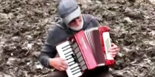 acordeon in inundatii jpg