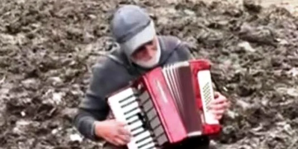 acordeon in inundatii jpg