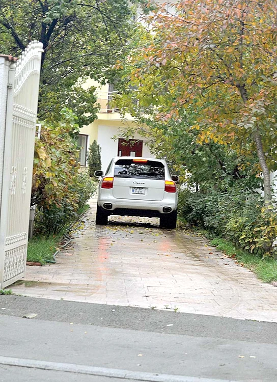 Artistul deschide larg porțile doar atunci când își parchează mașina, în curte
