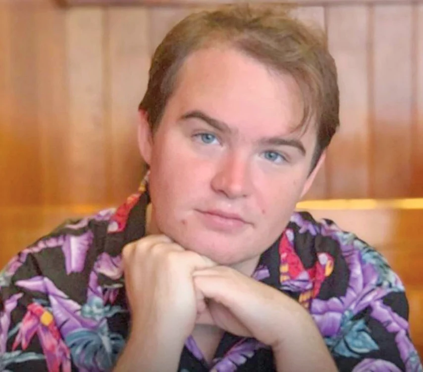 Stephen Ira, de 27 de ani,  i-a convins pe părinţii  lui celebri  că nu se mai voia fată