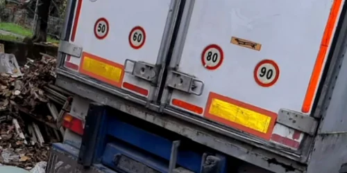 Morga mobilă de la Spitalul din Lugoj se află lângă un morman de gunoaie FOTO captură Digi 24