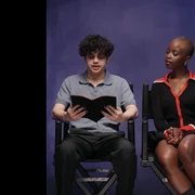 Doi actori din serialul Wednesday recită versuri din celebra poezie „Plumb”, scrisă de George Bacovia. foto captura vid FB