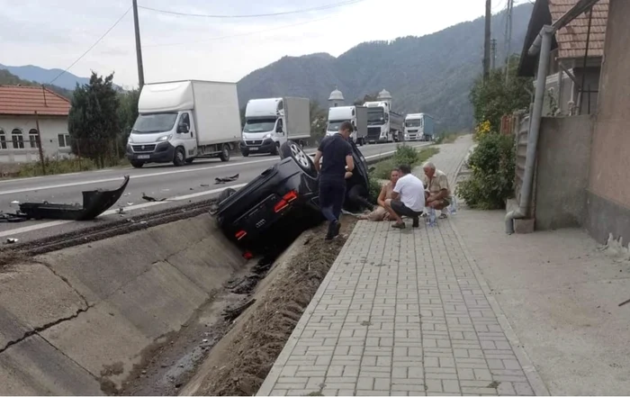 Mașina în care se afla ministrul Familiei a ajuns într-un șanț FOTO: HD365 TV