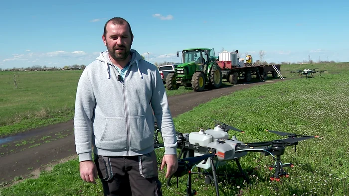 Dan folosește generatoare pentru încărcarea acumulatorilor dronei. FOTO I. Bunilă